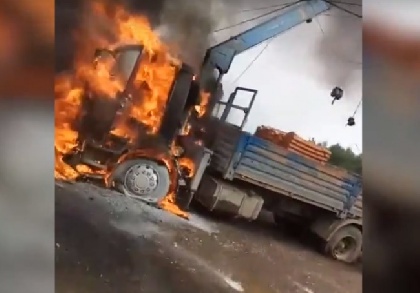 От огнетушителей он горел еще сильнее: в Пермском районе выспыхнул кран-борт