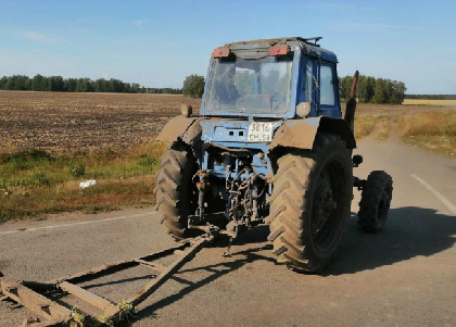 В Пермском крае столкнулись трактор и легковой автомобиль