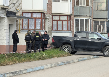 В Соликамске фрагмент беспилотника попал в окно многоквартирного дома