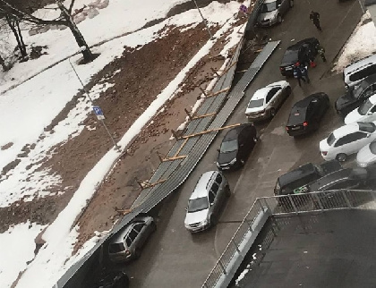 В Перми металлический забор упал на припаркованные автомобили