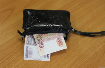 В Добрянке женщина в баре украла кошелек у соседки по столику
