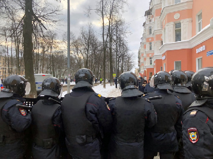 В Перми полиция перекрыла улицы, блокировала и рассеяла протестующих, есть задержанные