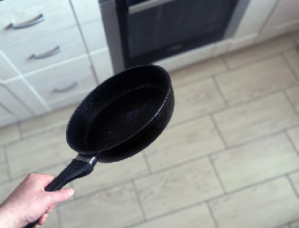 Жительница Чайковского условно осуждена за перелом кисти сожителя сковородкой