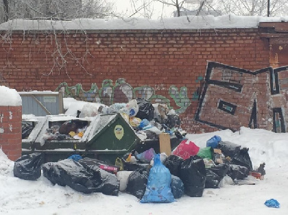 В Перми прокуратура требует привести в порядок мусорную площадку на ул. Братской