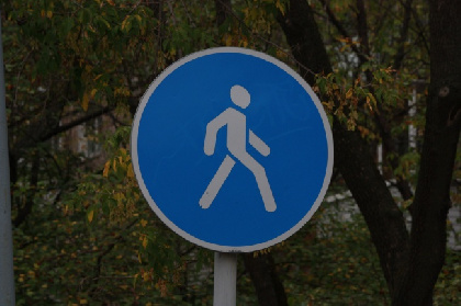 В Перми курьер пнул прохожего и скрылся