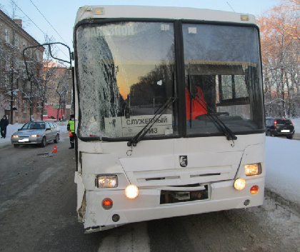 В Березниках в ДТП с автобусом пострадали три человека