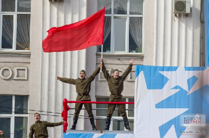 Мэрия Перми потратит 1,8 млн на установку флагов к Дню Победы и Дню города