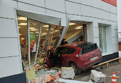 В Добрянке иномарка влетела в окно магазина «Магнит», водитель скрылся