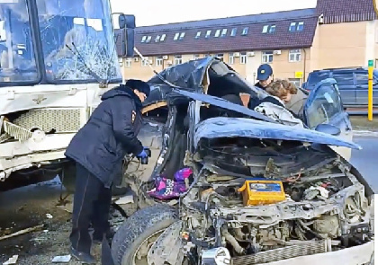Двое мужчин погибли, пять пассажиров автобуса пострадали при столкновении в Соликамске