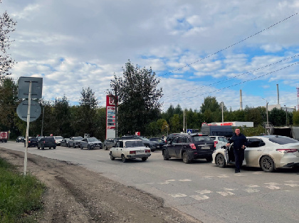 Жители Полазны просят ГАИ навести порядок на АЗС: водители выстраиваются против движения и едут под «кирпич»