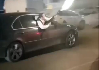 В центре Перми мужчина  из автомобиля устроил стрельбу из автомата