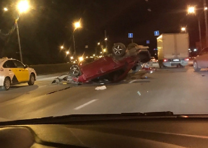 На Чкаловской дамбе перевернулся автомобиль