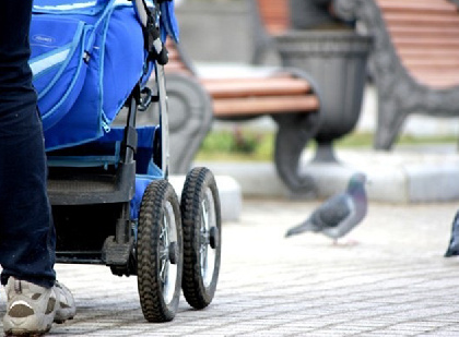 В Перми с коляской и маленьким ребенком гуляла пьяная женщина