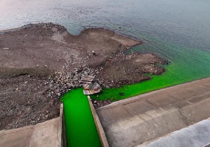 На набережной Перми в Каму сливают зеленую жидкость