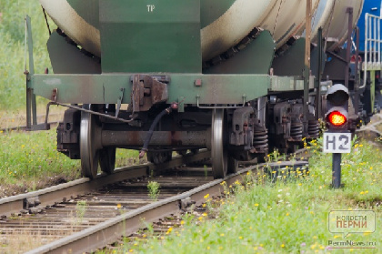 В Прикамье грузовой поезд сбил мужчину, который сидел на железнодорожных путях