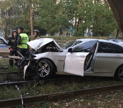 Пермяк на BMW уходил от полицейской погони и врезался в столб
