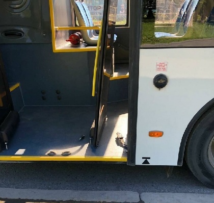 В Перми у нового автобуса отпала дверь