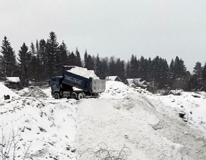 Жители Индустриального района Перми жалуются на круглосуточную свалку грязного снега с улиц в лесном логу
