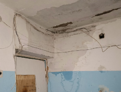 В Соликамске после прорыва радиаторов в жилом доме началось затопление