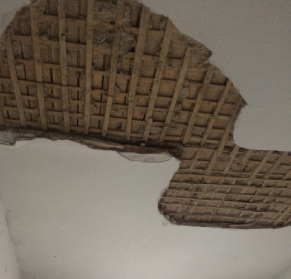 В Перми в подъезде аварийного дома рухнул потолок