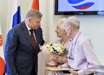 Алексей Дёмкин вручил медали «За любовь и верность»