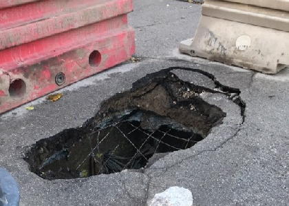 В центре Перми на тротуаре появилась яма