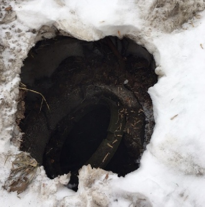 Жители дома на улице Беляева пожаловались на открытый канализационный люк