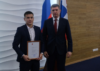 Губернатор Пермского края наградил боксера, который помогал пострадавшим в ДТП с автобусом