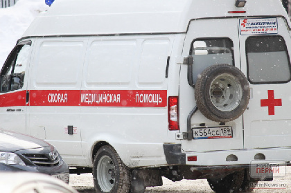 Пермяки помогли вытолкать из сугроба машину скорой помощи