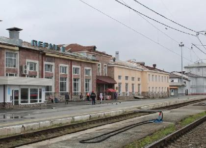 Ушла в запой, пока дети уехали за 82 километра: в Прикамье мать привлекли к ответственности за путешествие детей на электричке
