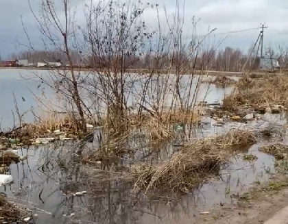 В деревне Хмели жители жалуются на бизнесменов, которые засоряют озеро бетоном и строительным мусором