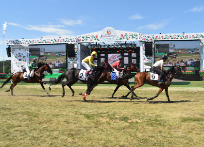 Участники конных состязаний в Барде получили призы от спикера Валерия Сухих