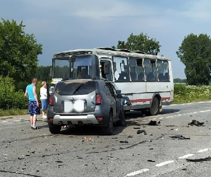 Под Кунгуром столкнулись автобус и две иномарки