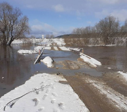 В Кунгурском районе река Бабка затопила еще один мост