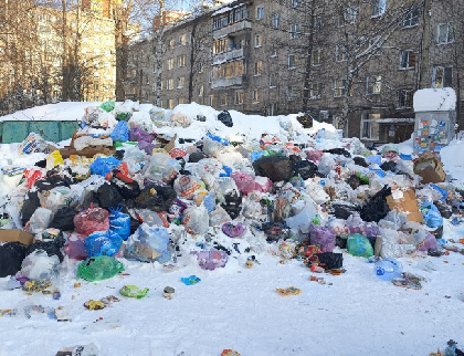 Пермяки жалуются на заваленные мусором контейнерные площадки