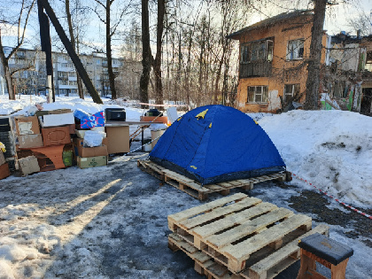 Пенсионер, которого принудительно выселили из аварийного дома, все еще живет на улице