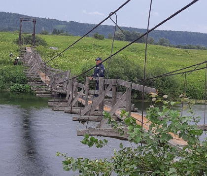В Кунгурском районе мужчина упал с моста