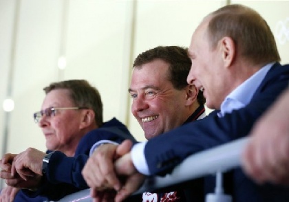 Премьер Медведев «уходит в отставку»