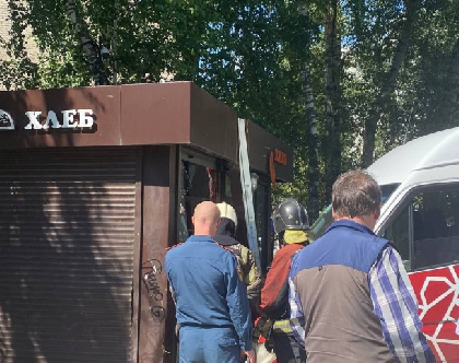В Закамске микроавтобус врезался в хлебный киоск