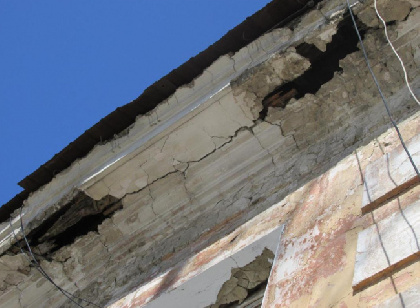 «Живем в зоне опасности»: в Александровске дом с рухнувшей крышей не признали аварийным