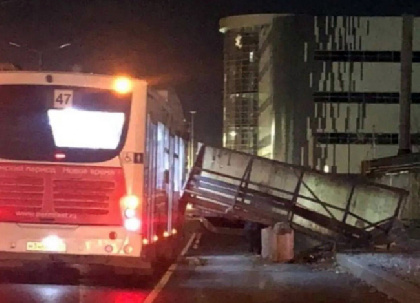 В Перми на автобус упала остановка