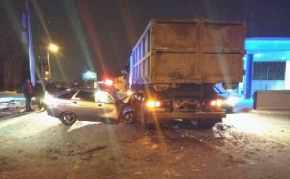В Перми «двенашка» врезалась в мусоровоз 