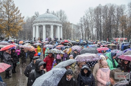 Снег с дождем, чай из самовара: Пермь отметила День народного единства