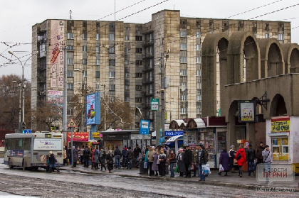 В центре Перми под асфальт провалился автобус № 120