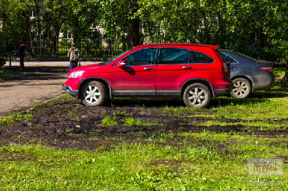 Краевой суд отменил наказание за парковку на газонах