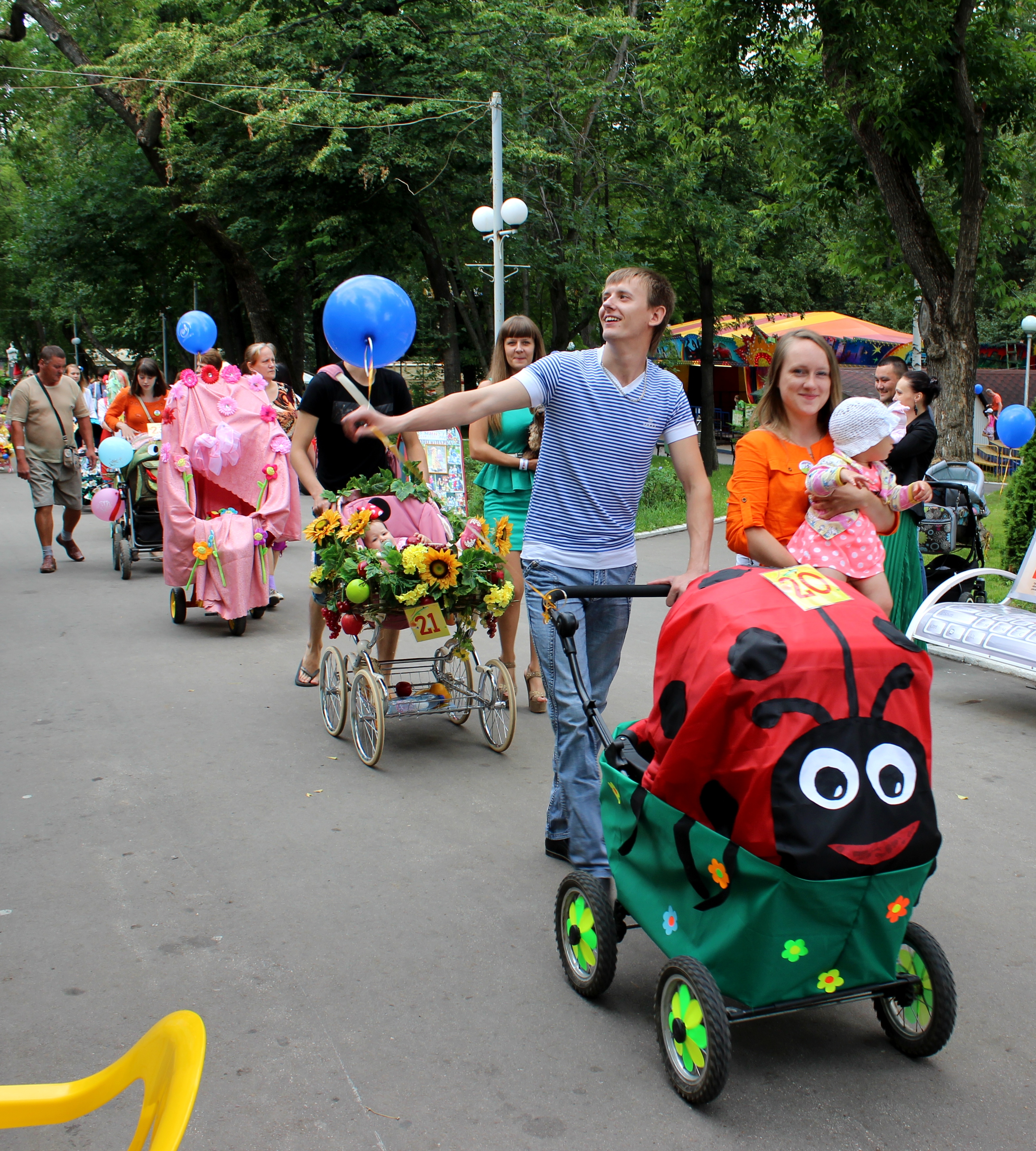 Все начинается с семьи. Парад колясок