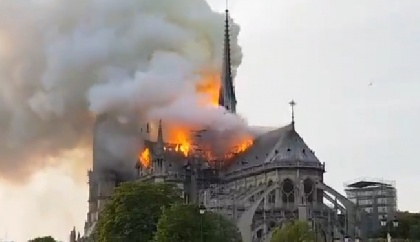 Во Франции сгорел собор Парижской Богоматери