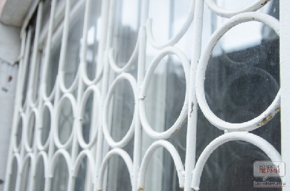 В Лысьве неизвестный прострелил окно в доме