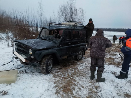 В Соликамске спасатели достали из Камы затонувшую машину
