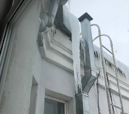 Жильцы дома на ул. Попова, 57 вновь жалуются на протекающую крышу и проблемы с горячим водоснабжением